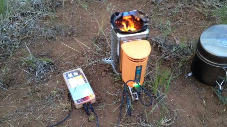 Poêle portable chargeant un appareil tout en brûlant