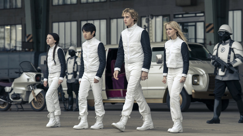 Lou Lou Wyatt Haymitch et Maysilee se dirigent vers les modules de l'arène dans The Hunger Games : Sunrise on the Reaping