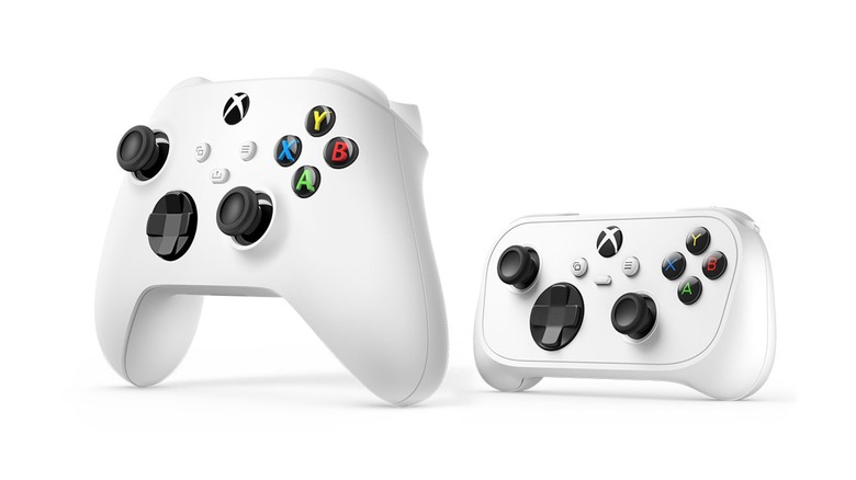 Une comparaison côte à côte de la manette sans fil Xbox et de la manette Xbox Nano