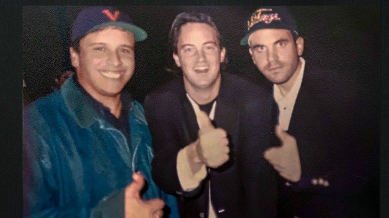 David Pressman Matthew Perry et Roger Castillo posant ensemble pour une photo