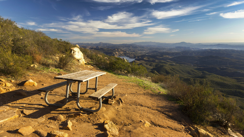 la table de pique-nique au sommet d'Iron Mountain près de San Diego