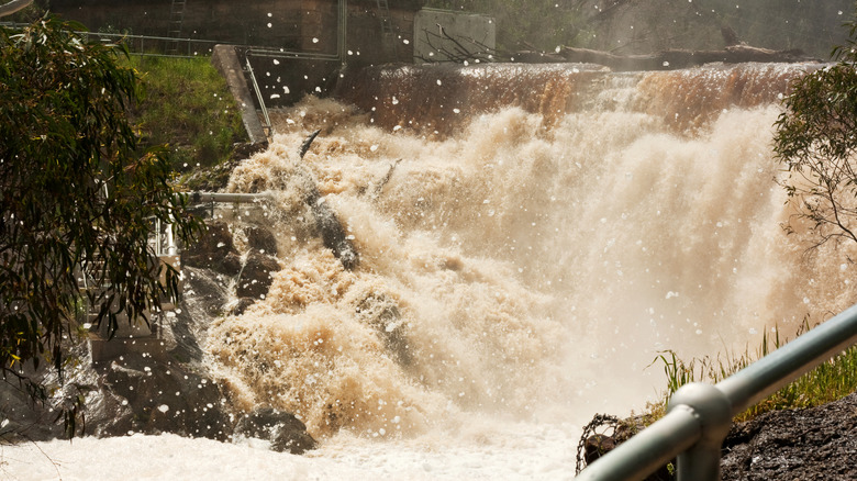 Les eaux de crue s'écoulent sur un barrage