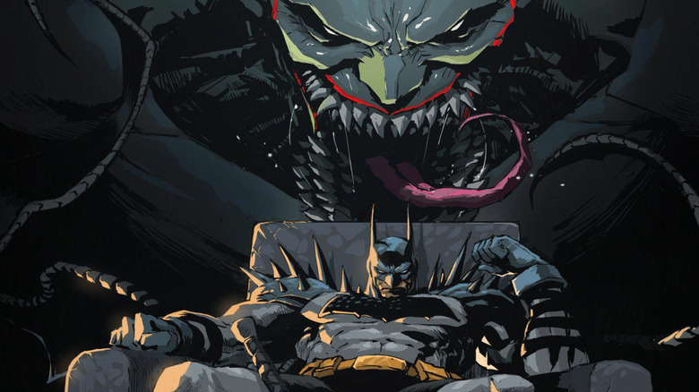 Couverture d'Absolute Batman #25 – Batman assis sur un trône avec le Joker lorgnant derrière lui