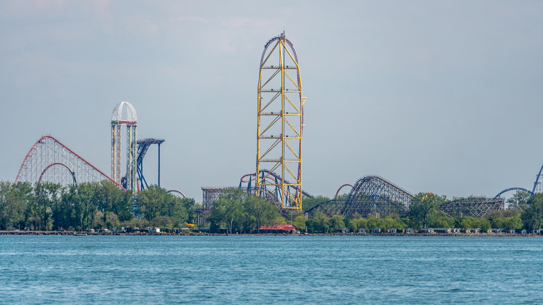 vues de Cedar Point sur le lac Érié depuis la baie de Sandusky dans l'Ohio