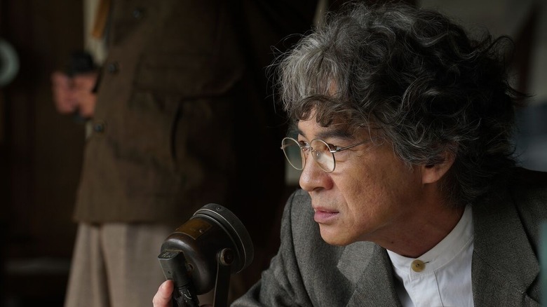 Hidetaka Yoshioka dans le rôle de Kenji Noda devant un micro dans Godzilla Minus Zero