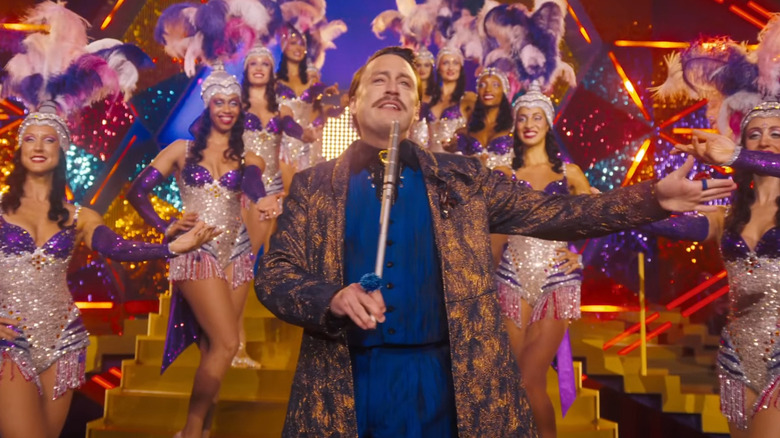 César Flickerman anime un spectacle fastueux avec des showgirls dans The Hunger Games : Sunrise on the Reaping