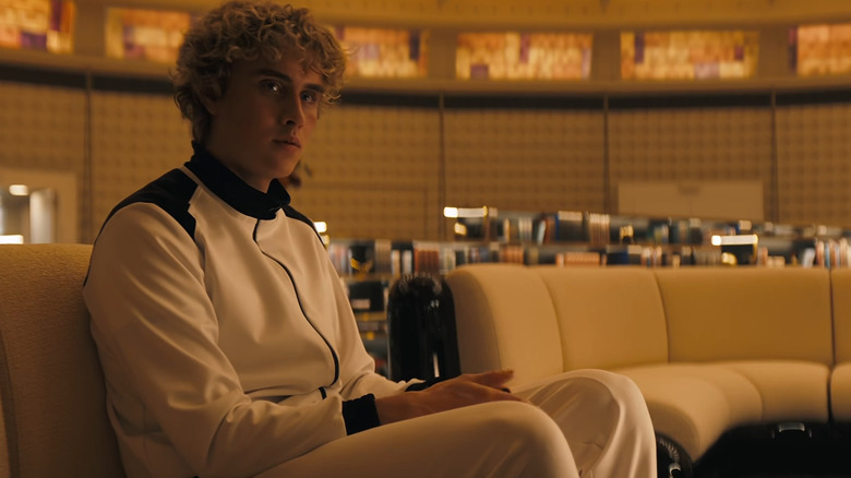 Haymitch assis dans une jolie pièce dans The Hunger Games : Sunrise on the Reaping