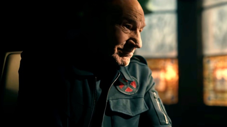 Patrick Stewart dans le rôle du professeur X assis dans l'ombre dans Avengers : Doomsday