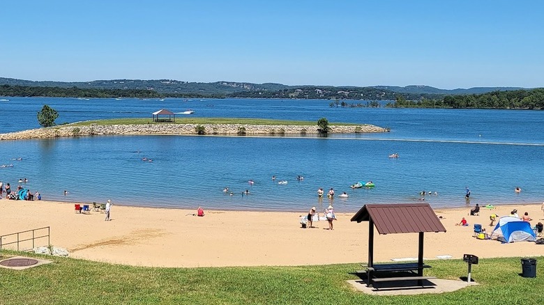 les amateurs de plage sur la plage de sable et dans la zone de baignade du lac Table Rock
