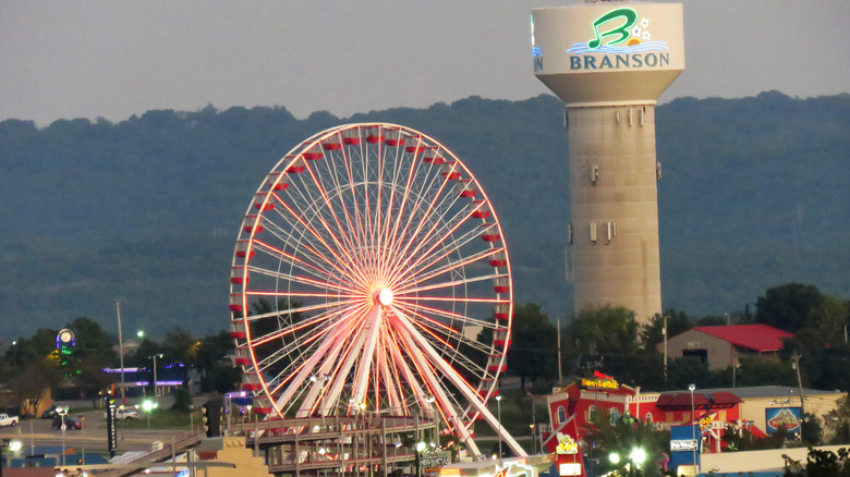 Grande roue éclairée et château d'eau dans la ville de Branson, Missouri