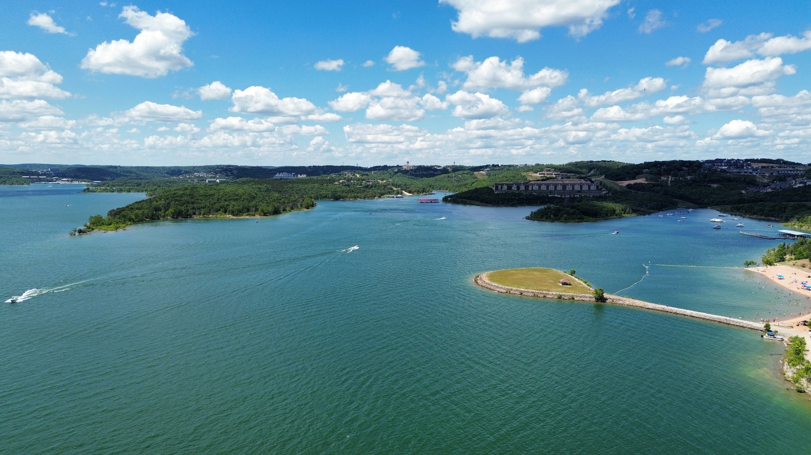 Le lac le plus profond du Missouri possède une plage de sable doré et une eau bleu-vert immaculée pour la baignade