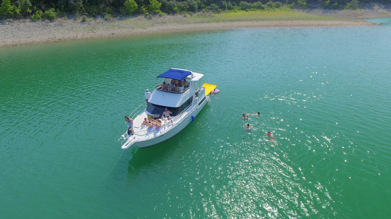 Un bateau sur le lac Travis