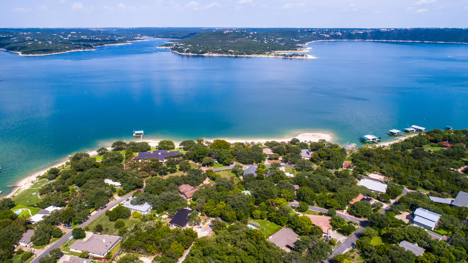 Le lac intérieur le plus profond du Texas possède des falaises calcaires pittoresques et des parcs familiaux pour la baignade