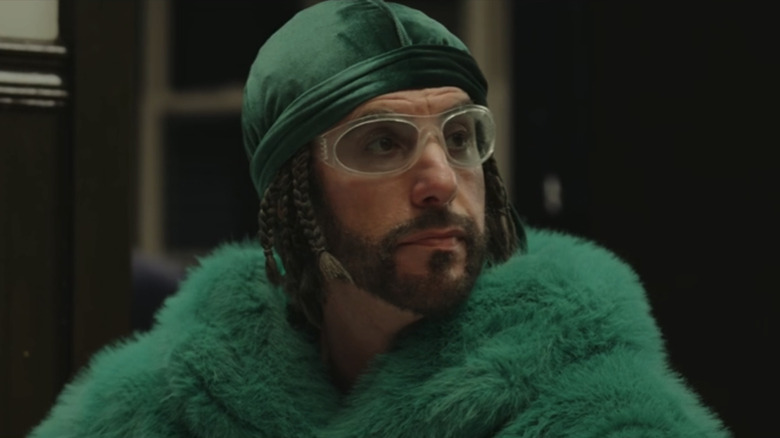 Ali G de Sacha Baron Cohen regarde à sa droite en gros plan dans Ali G Who Iz I ?