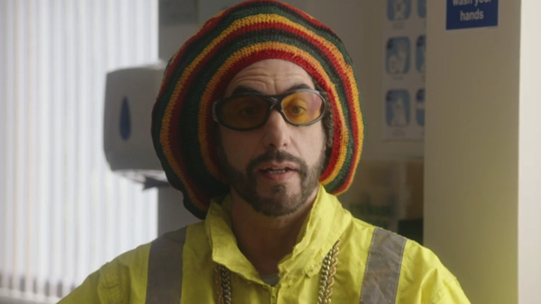 Ali G de Sacha Baron Cohen est vu en gros plan alors qu'il est assis dans un cabinet médical dans Ali G Who Iz I ?
