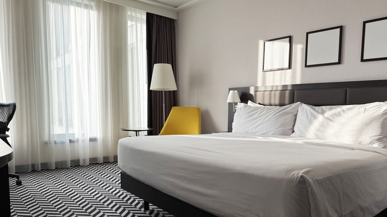 Une photo montrant le sol d’une chambre d’hôtel