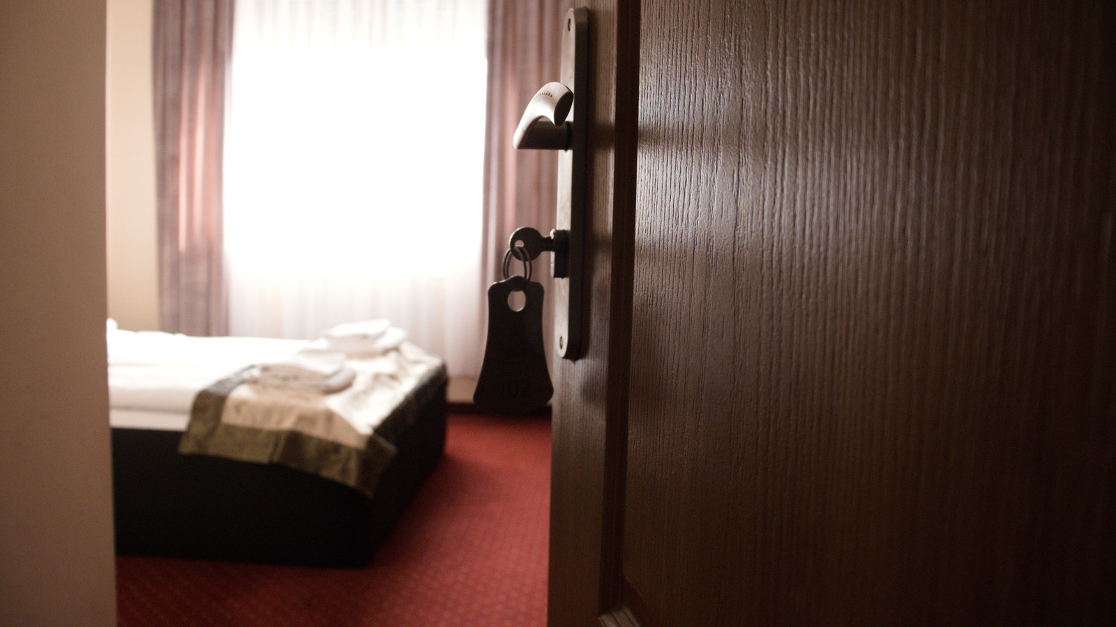Vous devriez réfléchir à deux fois avant de marcher pieds nus dans une chambre d’hôtel