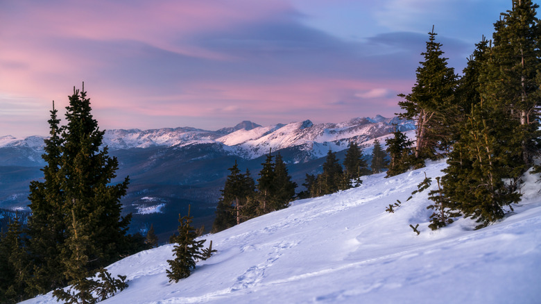 Aube sur les montagnes du domaine skiable du col de Berthoud