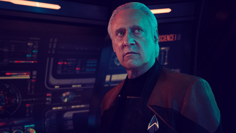 Brent Spiner dans le rôle de Data debout sur le pont d'un vaisseau spatial devant plusieurs panneaux de contrôle dans Star Trek : Picard