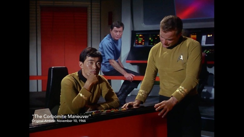 Une capture d'écran de William Shatner dans le rôle de James Kirk, George Takei dans le rôle de Sulu et DeForest Kelley dans le rôle de Bones sur le pont d'un vaisseau spatial d'un épisode de Star Trek : la série originale dans La mission de soixante ans : comment Star Trek a changé la télévision et le monde
