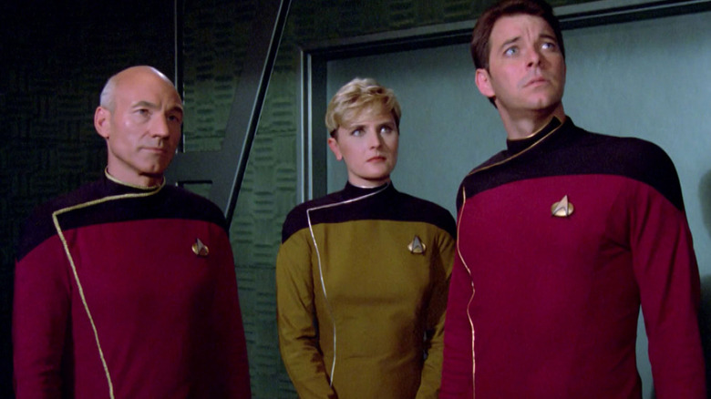 Patrick Stewart dans le rôle de Jean-Luc Picard aux côtés de Denise Crosby dans le rôle de Tasha Yar et Jonathan Frakes dans le rôle de William Riker dans Star Trek : The Next Generation