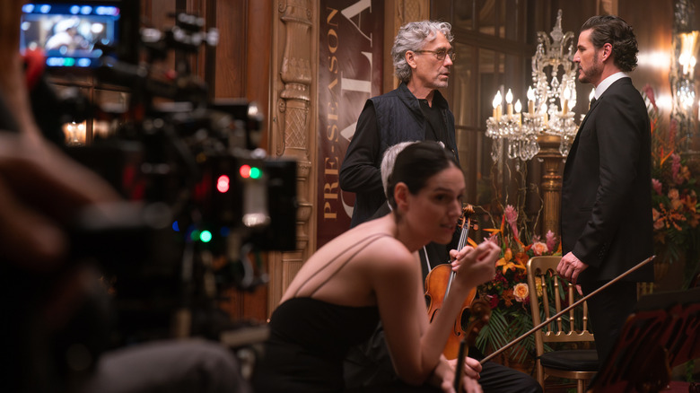 Tony Gilroy dirige Pedro Pascal dans le rôle d'Alex Serian et Eva Victor dans le rôle de Nadia Hynes sur le tournage de Behemoth !