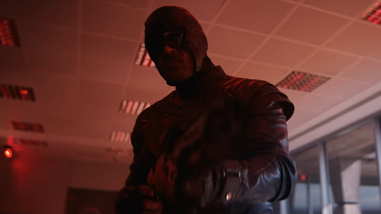 Todd Stashwick dans le rôle du Paladin portant un masque et un équipement tactique tout en brandissant une arme dans VisionQuest
