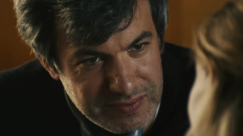Nathan Fielder parle à Elizabeth Holmes dans You Can See Everything