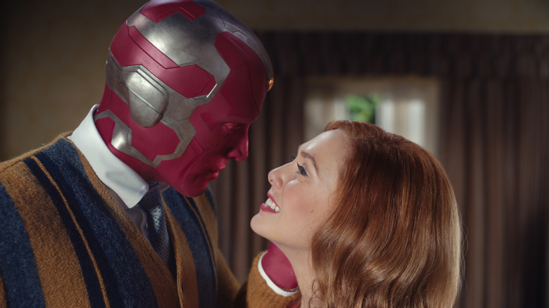 Paul Bettany dans le rôle de Vision caressant le visage d'Elizabeth Olsen dans le rôle de Wanda dans WandaVision